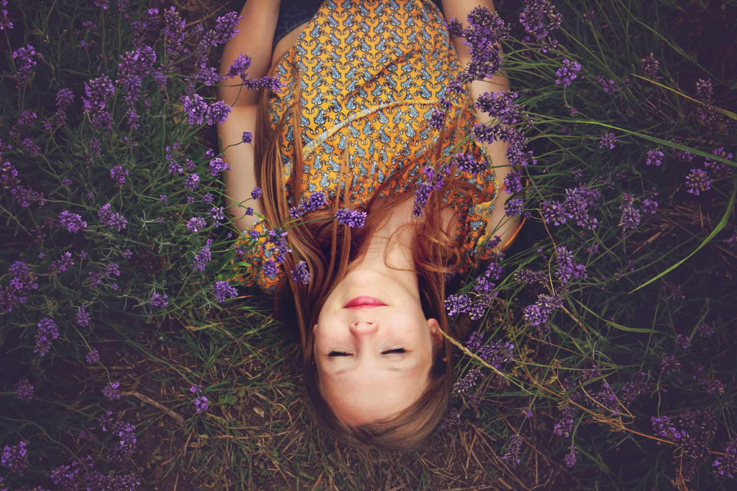 Frau schlafend auf Blumenwiese Schlafstörungen
