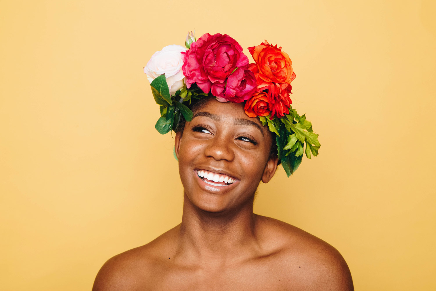 Glueckliche Frau mit Blumen im Haar Selbstbewusstsein und Selbstwertgefühl