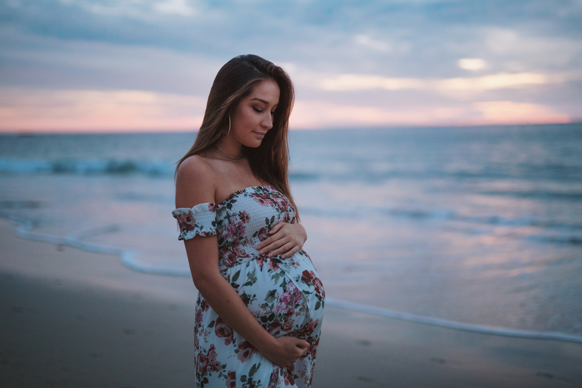 Schwangere Frau am Strand Fruchtbarkeit